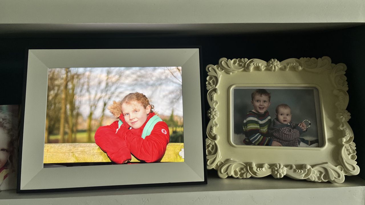 Aura Aspen: Premium Digital Frame, Mid-Range Price.